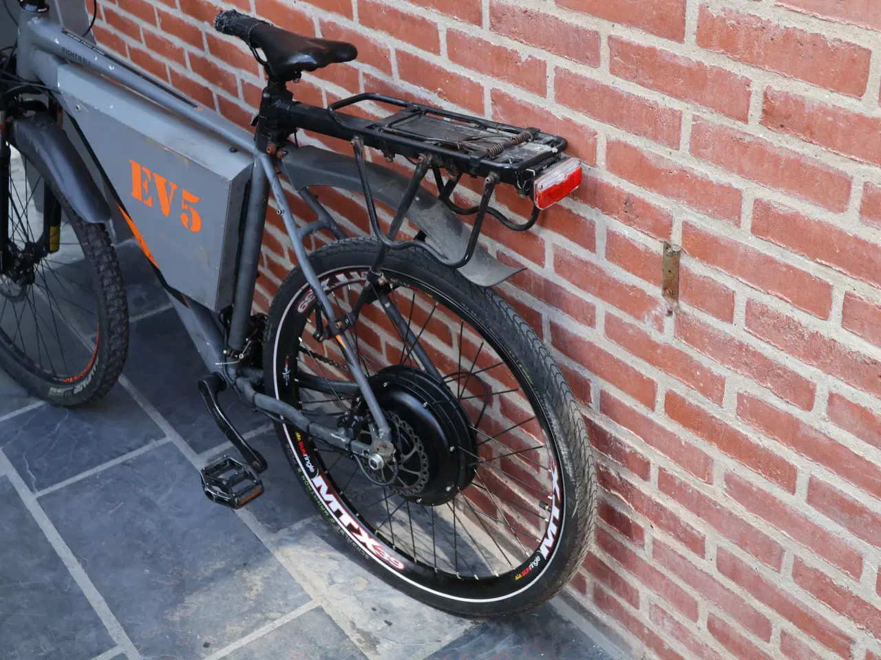 Billede 2 - El-mountainbike m/18 gear, skivebremser og lader