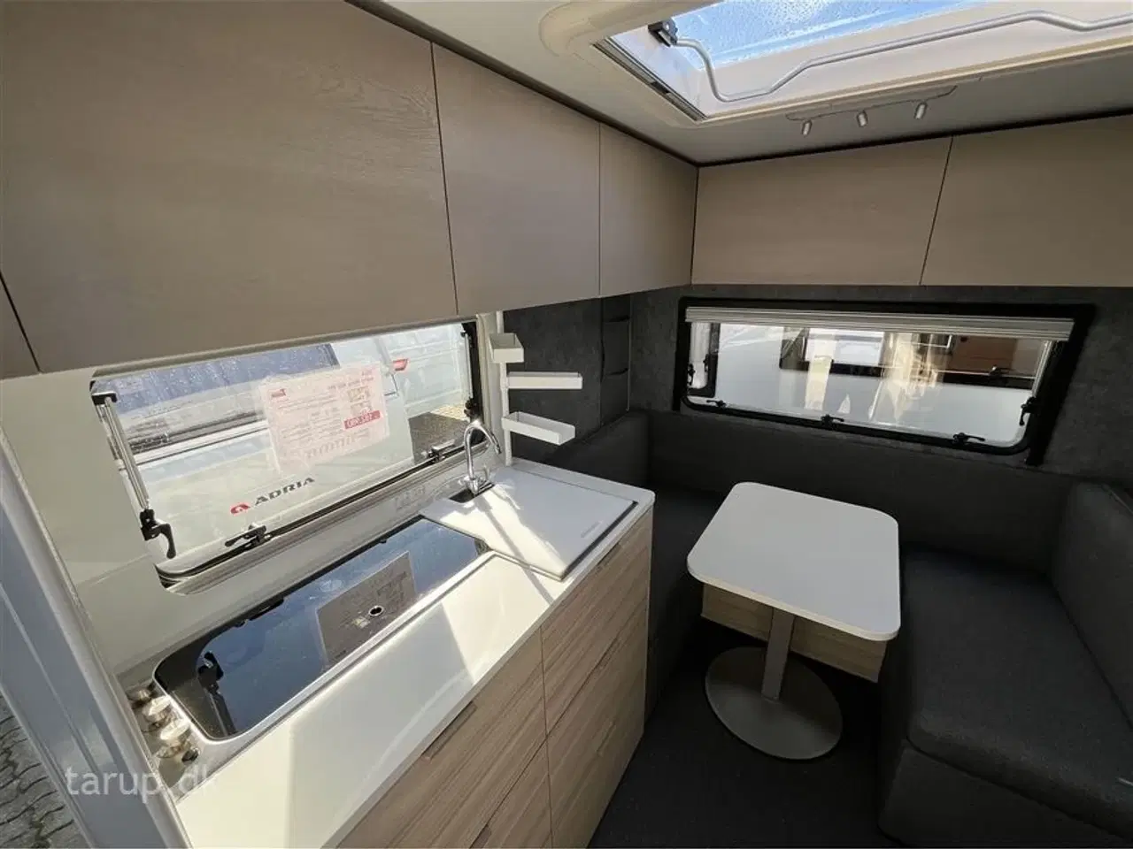 Billede 7 - 2026 - Adria Altea 402 PH   Dobbeltseng, el-gulvvarme, stort køleskab, 3 gasblus, side-siddegruppe, stabilisator, serviceklap, glasfibersider