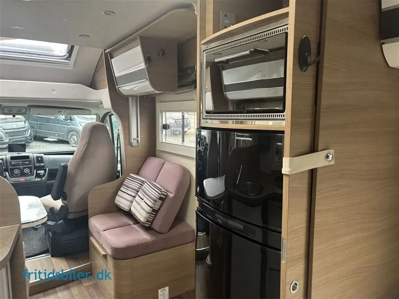 Billede 8 - 2015 - Elnagh T-Loft 531   Elnagh med 2 store langsgående senge og bad og wc bag i bilen og 5 selepladser
