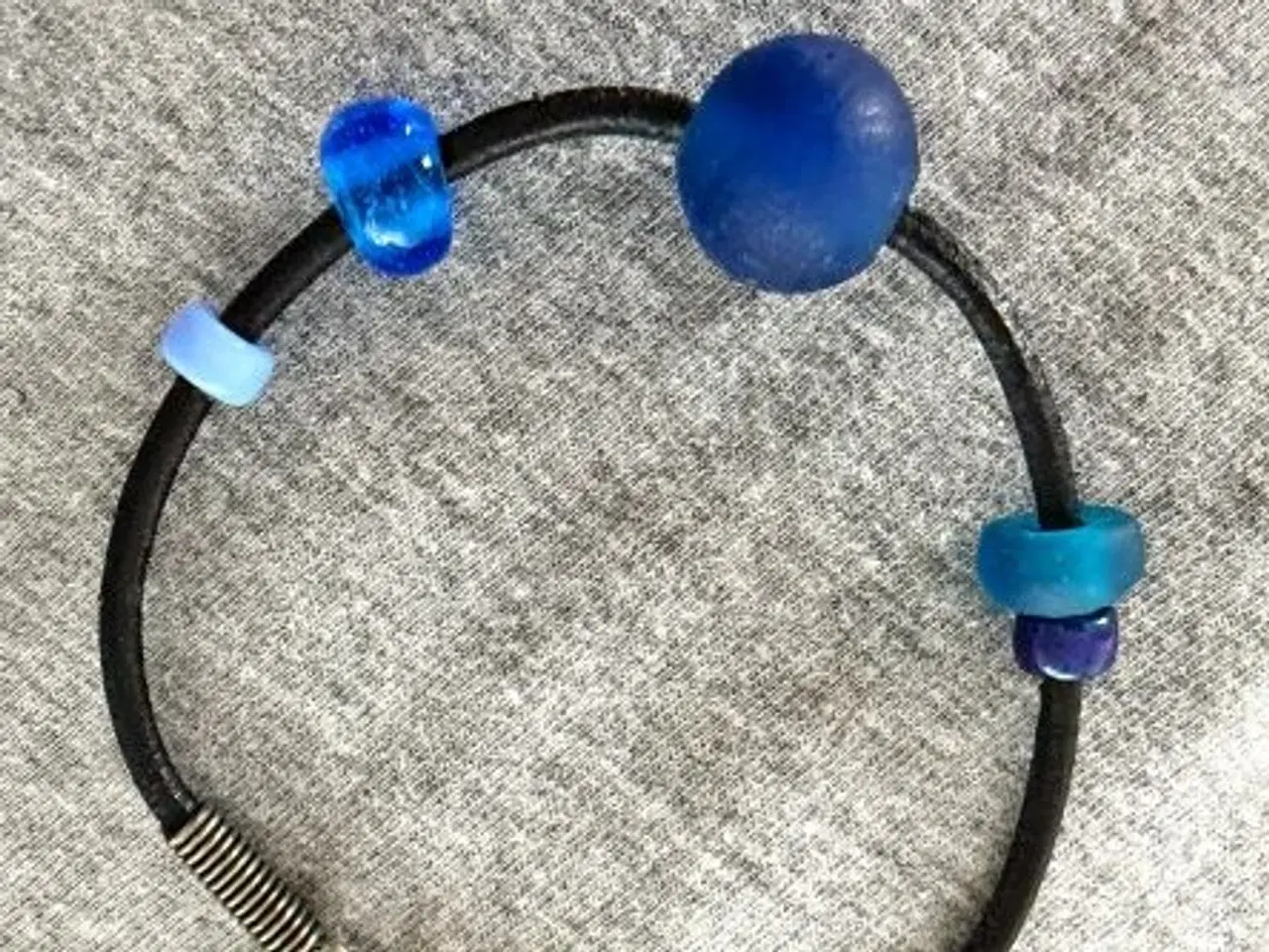 Billede 2 - Læderarmbånd med blå glasperler