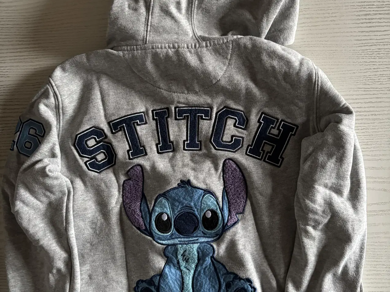 Billede 2 - Trøje med hætte, Disney , str. 140, Str.8-10 år