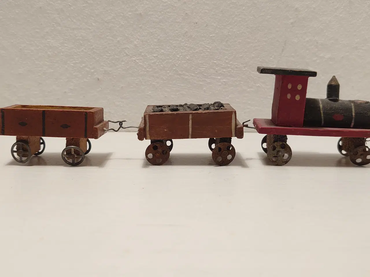 Billede 2 - Erzgebirge:Tog med 2 vogne.Håndlavet i træ.Ca 1920