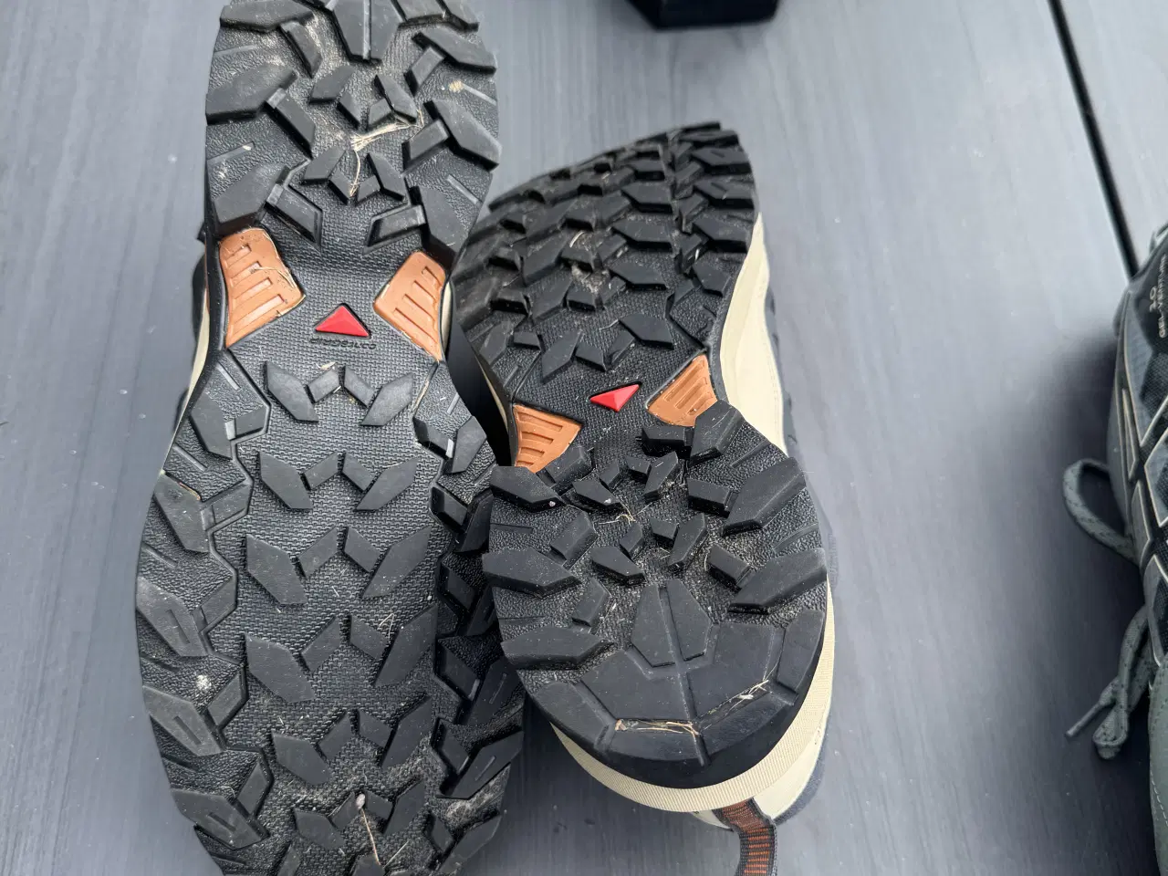 Billede 1 - Asics og Salomon vandresko. 