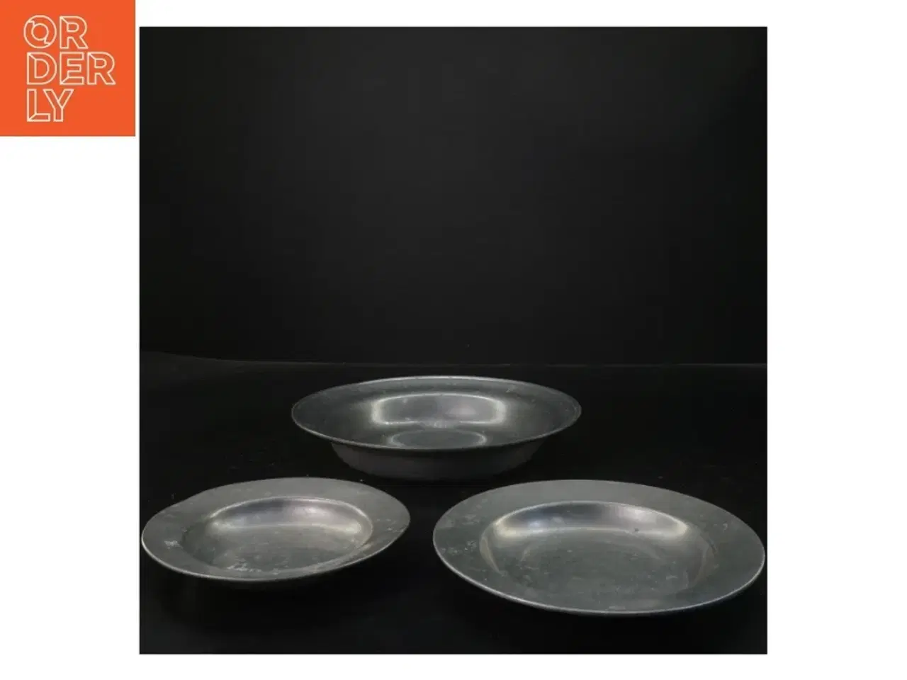 Billede 2 - Sæt med tre gamle tinfade (str. Ø 22x3&ø17x1,5&ø14x1,5 cm)