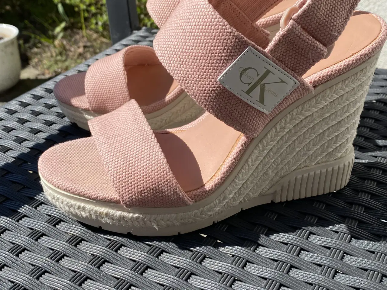 Billede 3 - Calvin Klein kilehæl sandaler – nude, som ny.