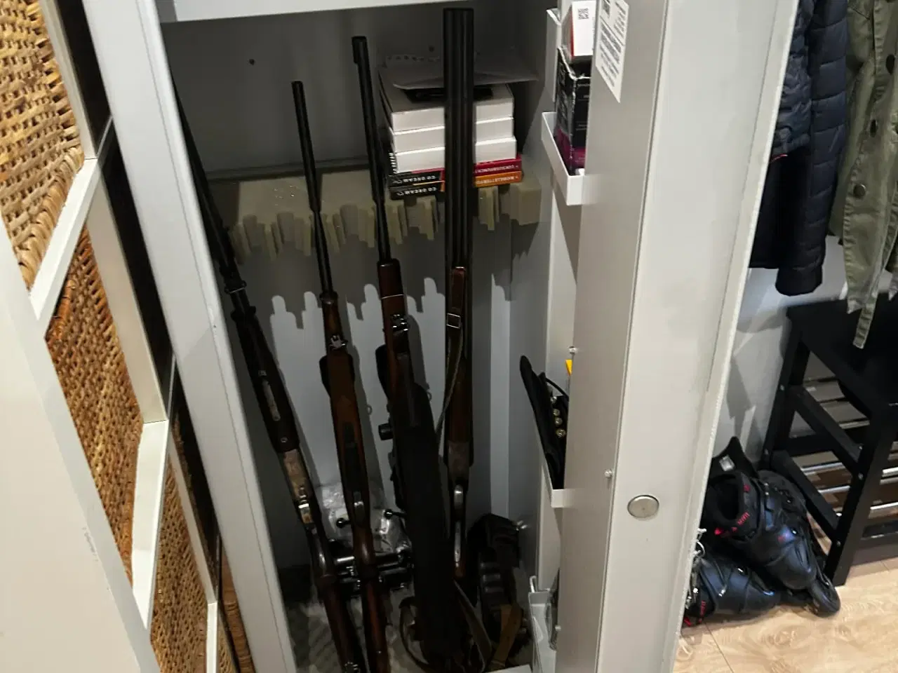 Billede 15 - Nyjæger pakke - Rifler, haglgeværer og våbenskab