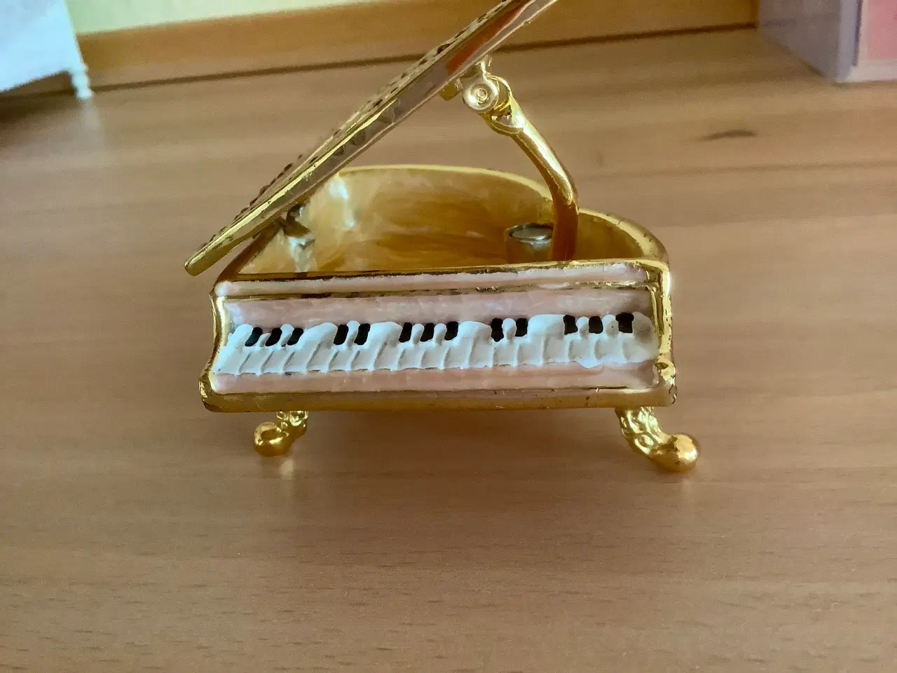 Billede 8 - Lille smykkeskrin formet som et klaver.