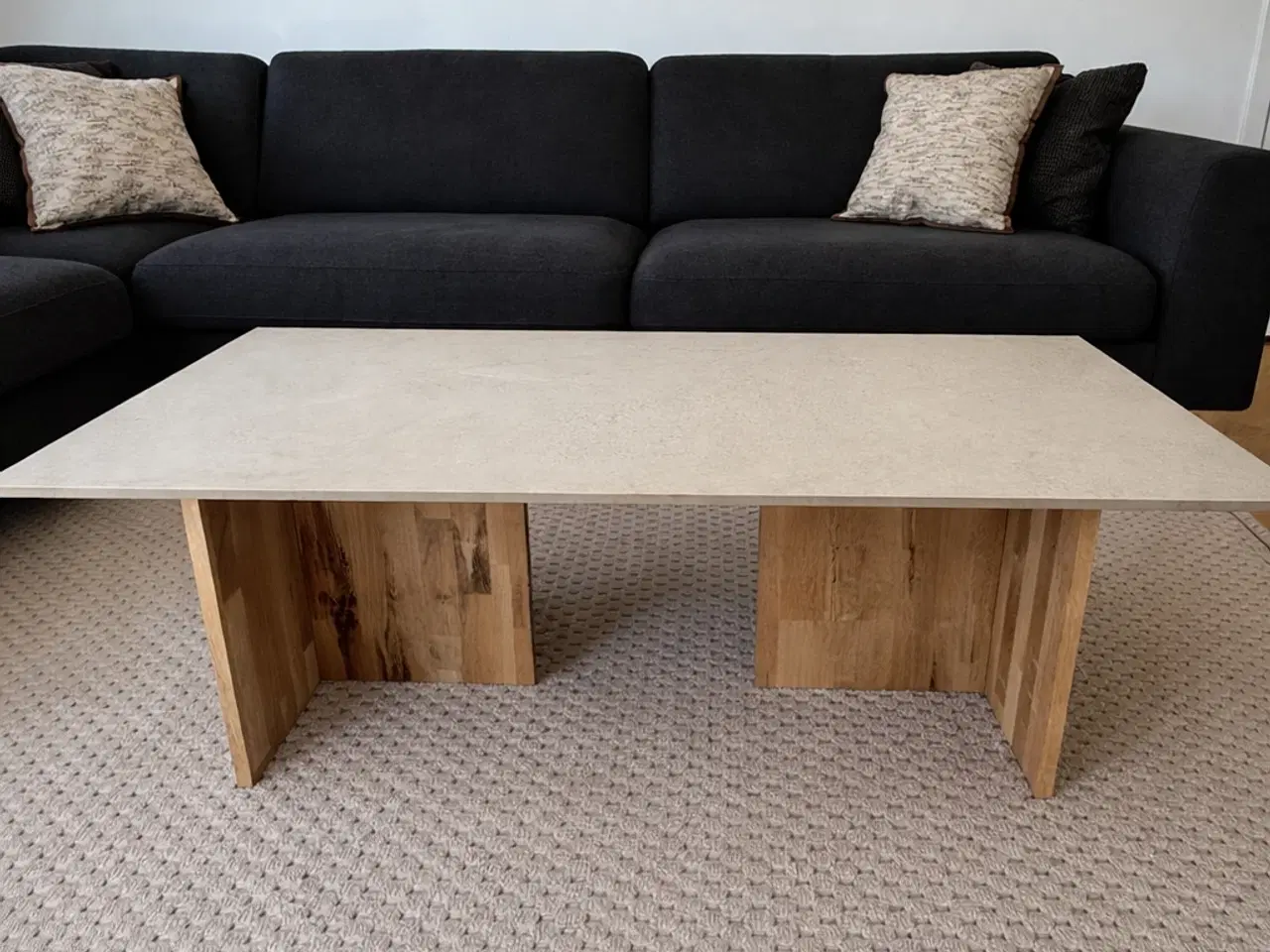 Billede 1 - Unikt sofabord i marmorlook med massiv egetræsben