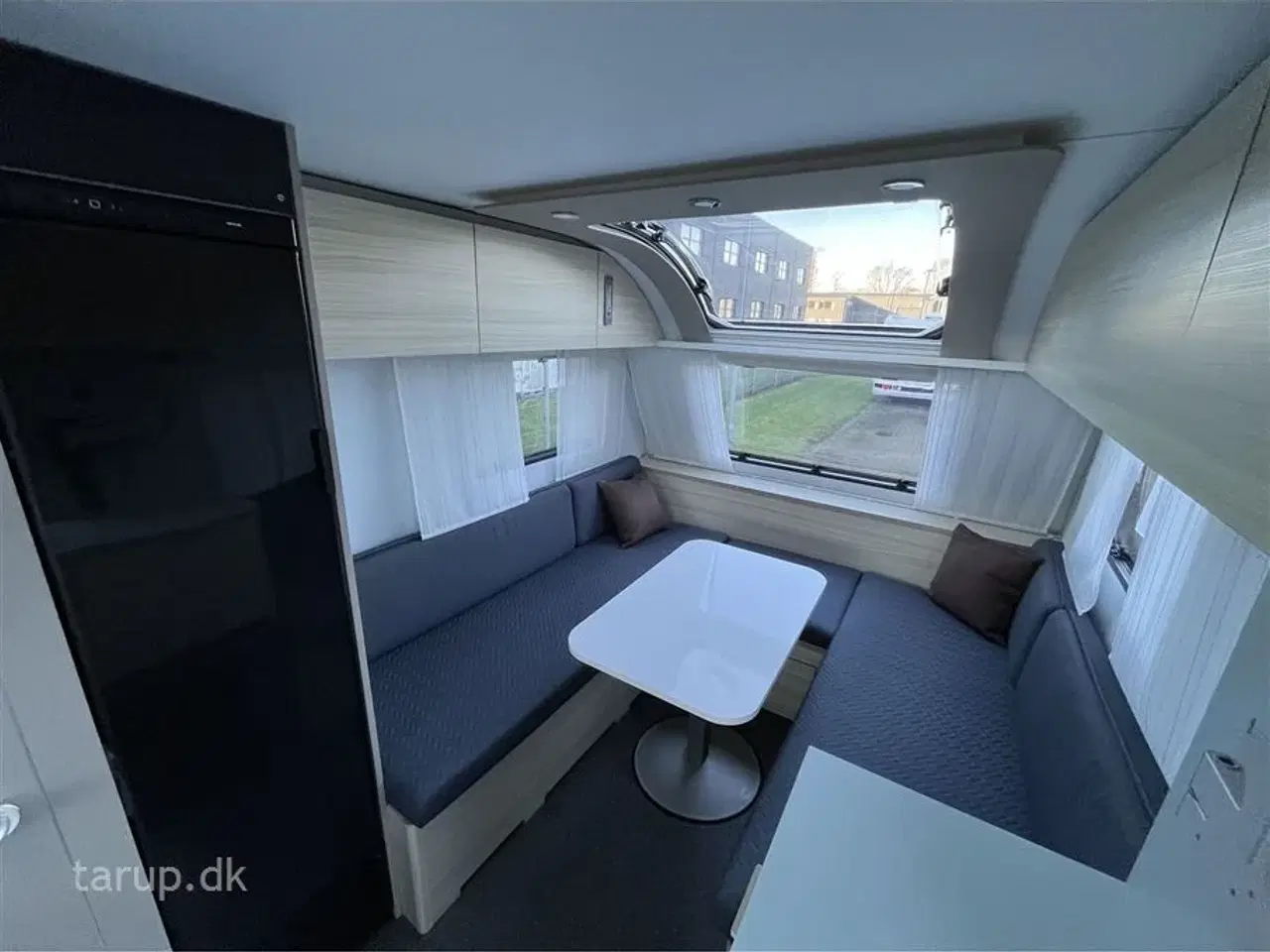 Billede 9 - 2020 - Adria Altea 362 LH Fortelt: Ventura Vivo luftfortelt, mover, 140 l. køleskab m/ fryser, køkken i bagende, toiletrum m/ bruser, enkeltsenge som kan laves til dobbeltseng