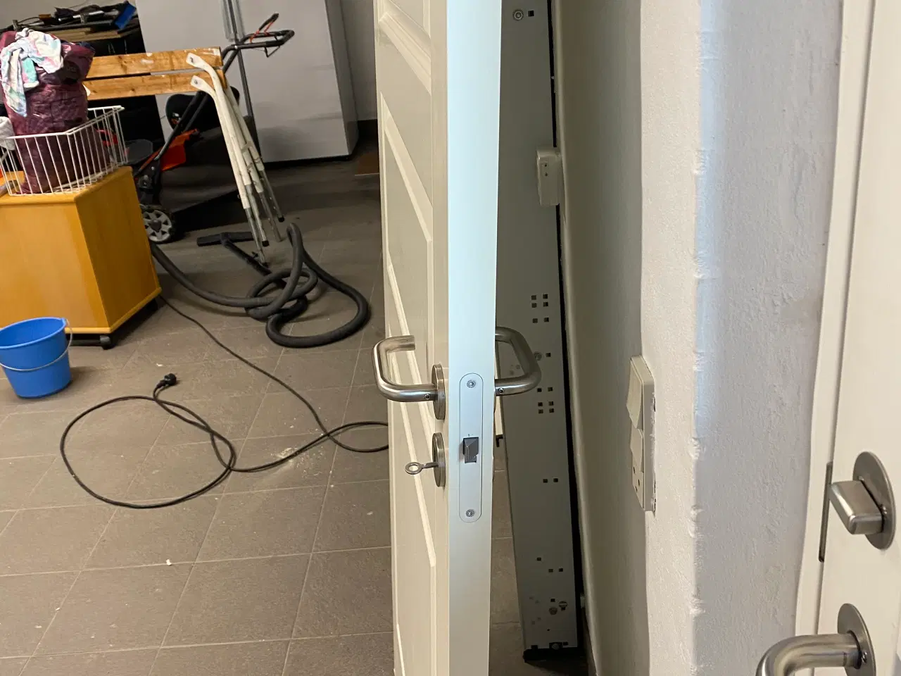 Billede 2 - Hvid Sweedor fyldningsdør med håndtag og låsekasse