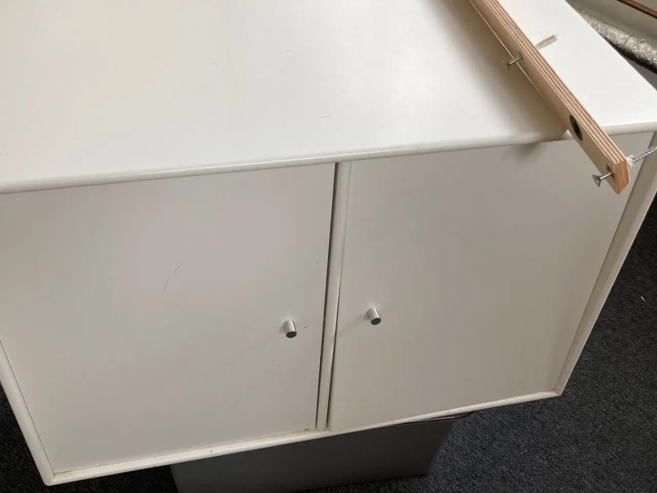 Billede 1 - Montanareol defekt i hængsel i ene låge