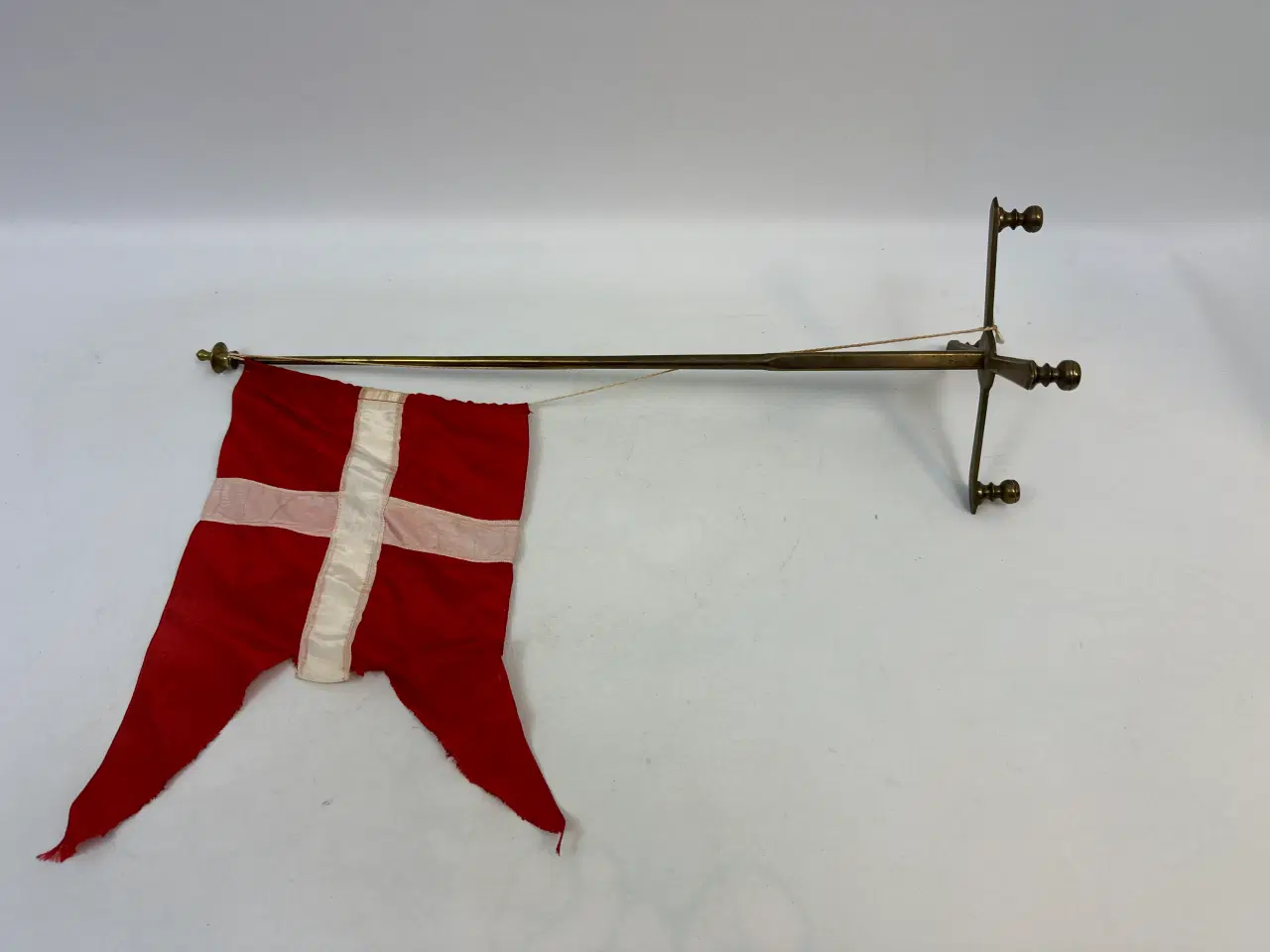 Billede 8 - Ældre messing dannebro / bordflag
