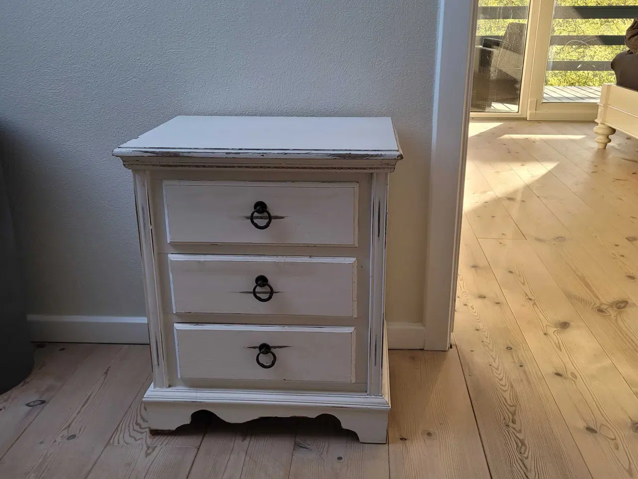 Billede 3 - Rustikke, hvide sengeborde