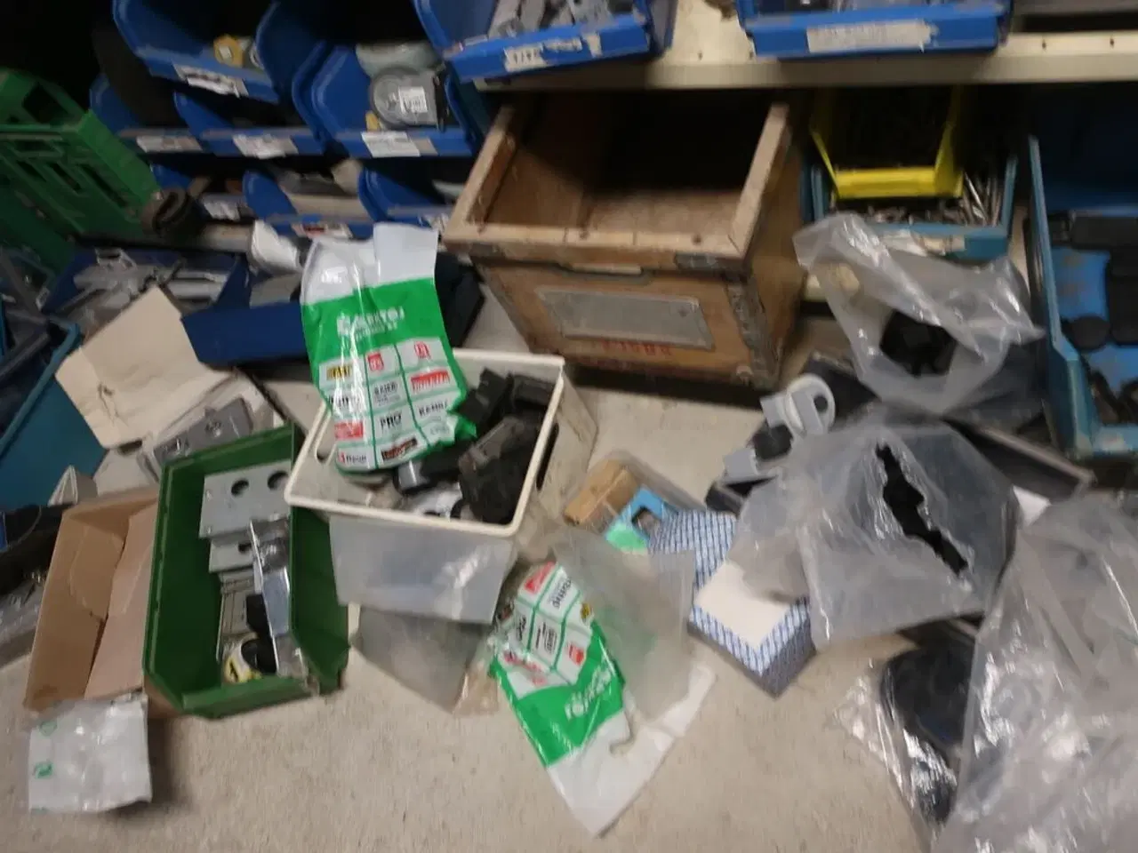 Billede 3 - 3 fag reoler inkl. indhold (se billeder)