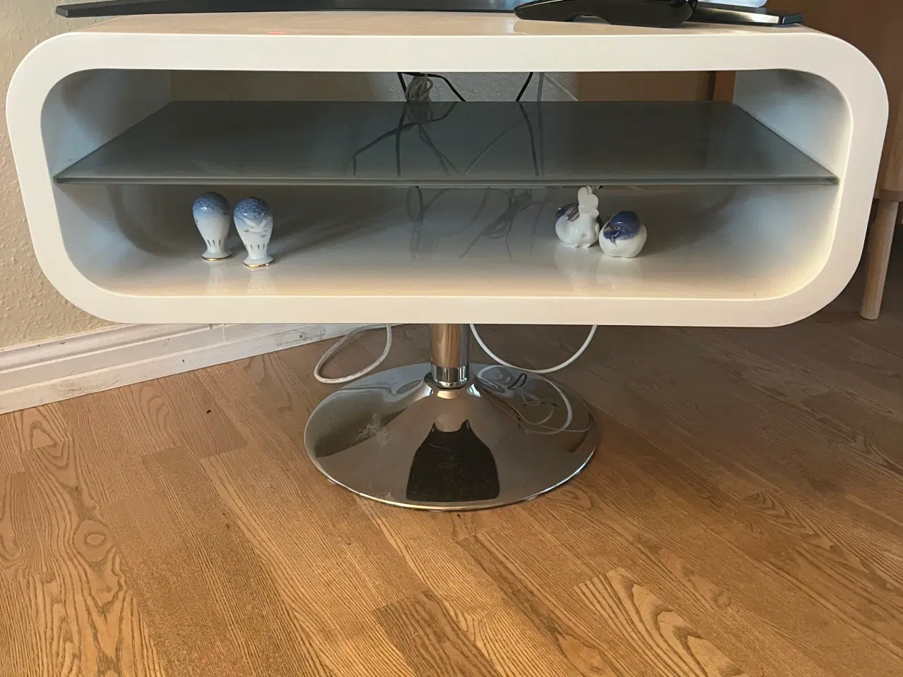 Billede 1 - TV bord  med m fin fod 