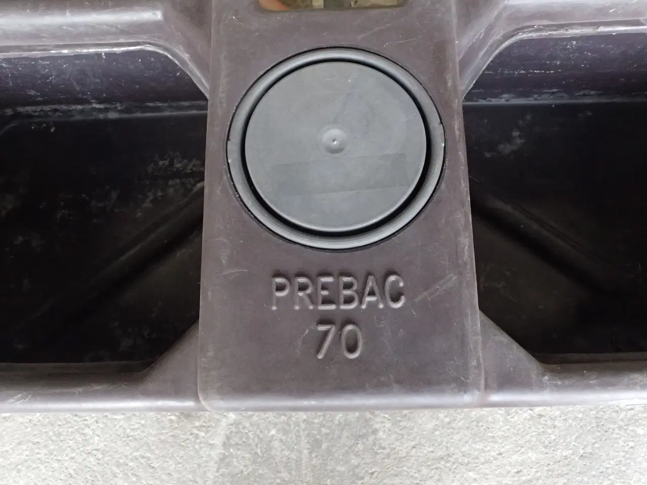 Billede 2 - Vandtrug 70 liter med svømmer.                 