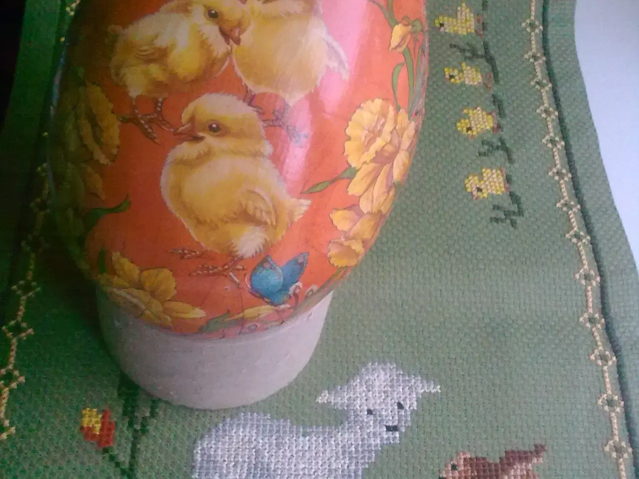 Billede 2 - Påske lam KORSSTING på grøn & lyseblå bordløb