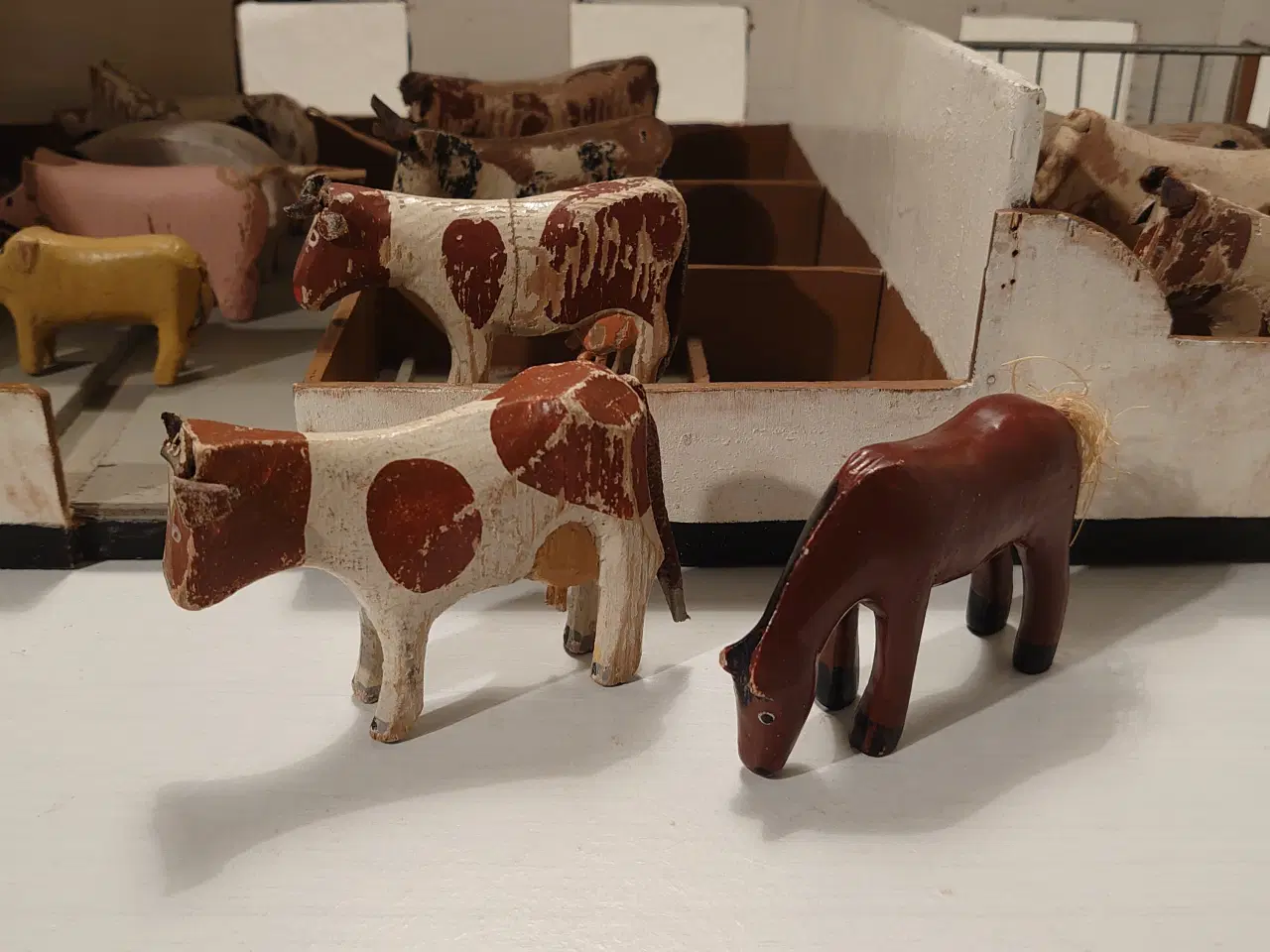 Billede 4 - Fængselslegetøj:Stor stald med 12 trædyr.1930-40