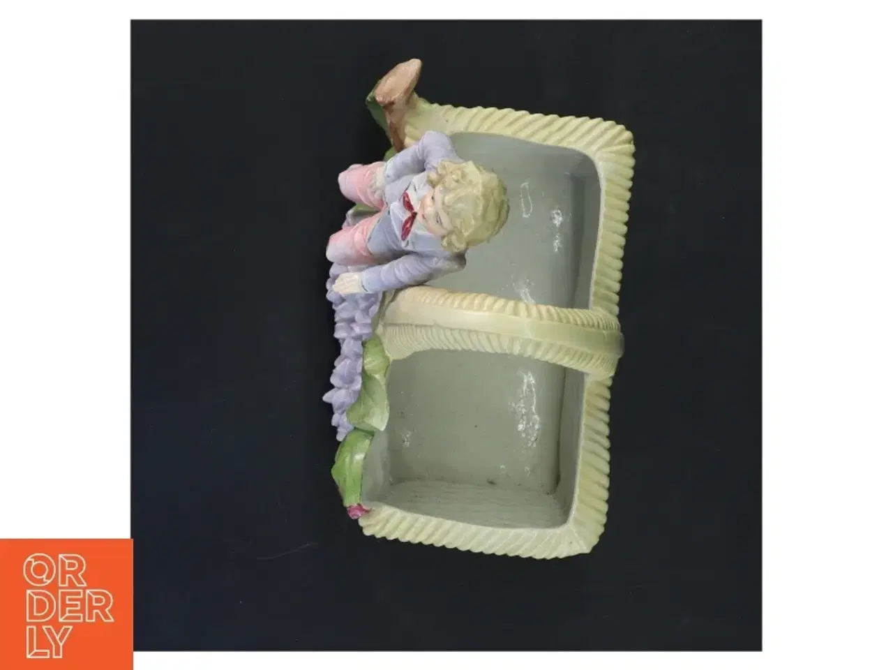 Billede 3 - Dekorativ keramisk figurvase med dreng (str. 15x12x8 cm)