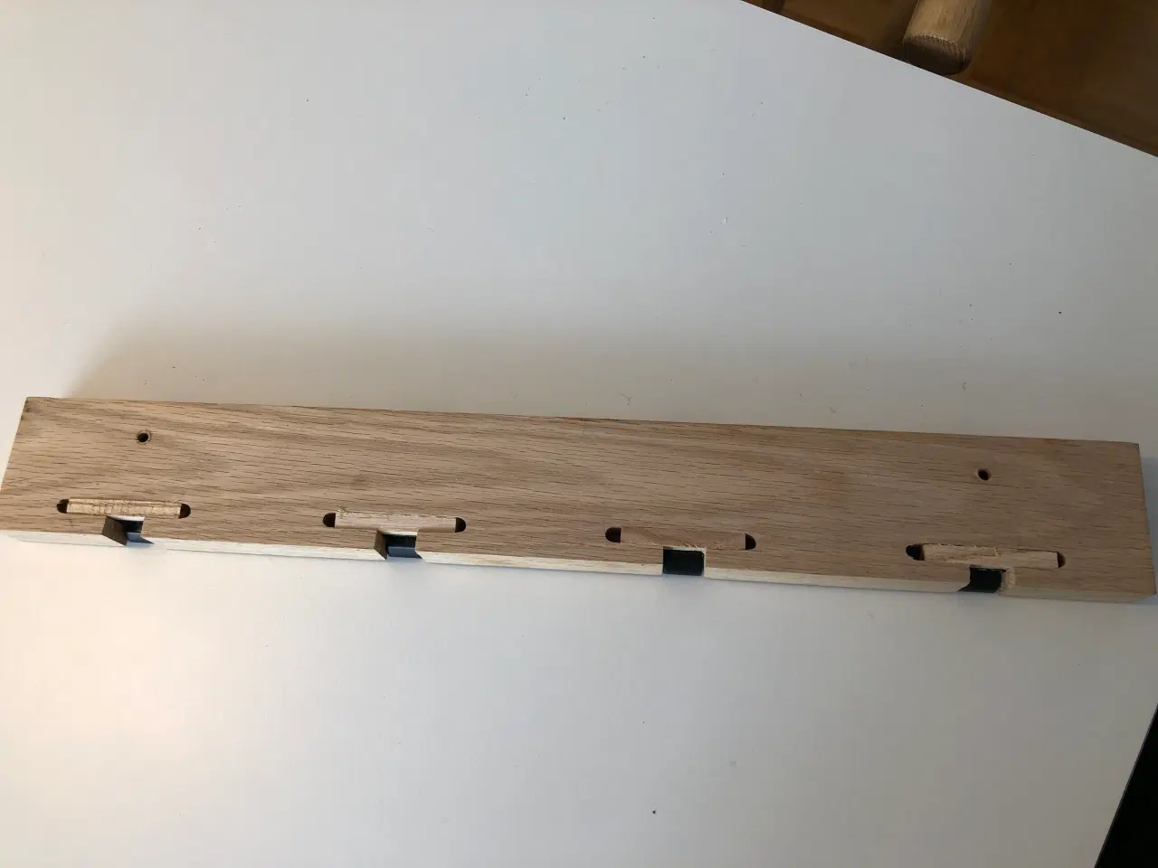 Billede 7 - Knagerække i lyst træ med sorte tangenter