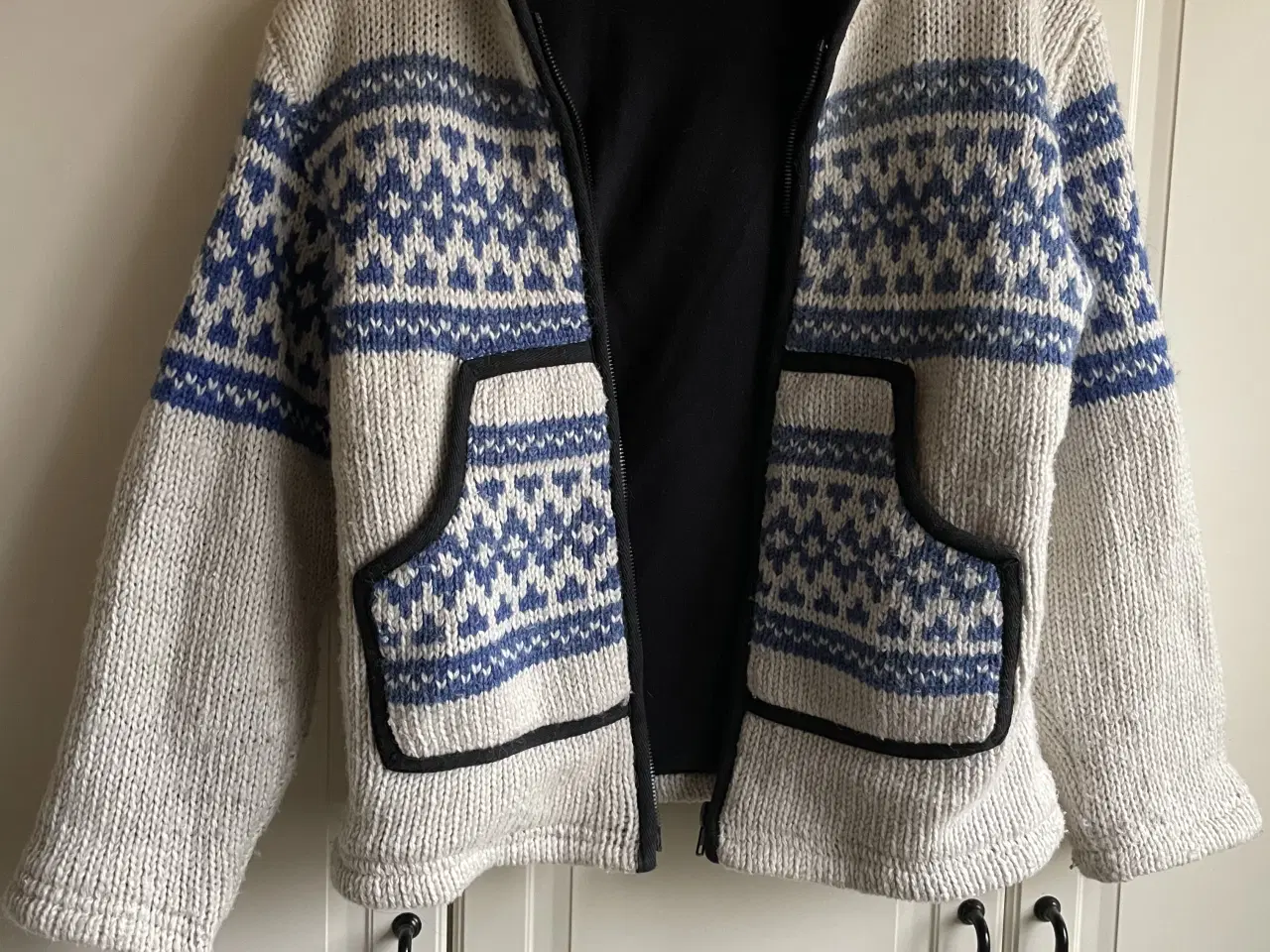 Billede 2 - Strik hættejakke i uld med stof foer