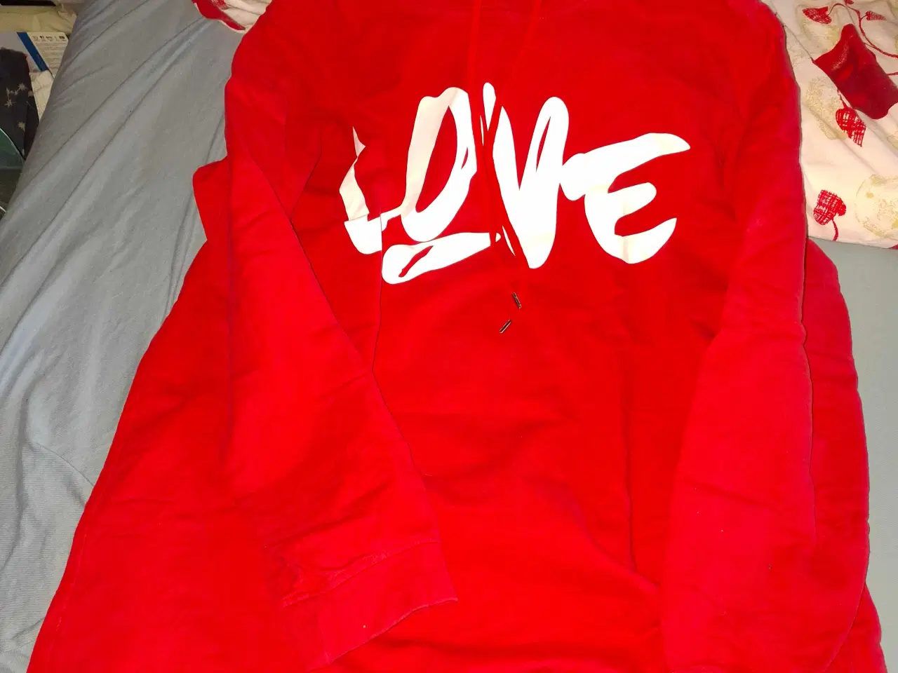Billede 1 - Hættetrøje Love sælges