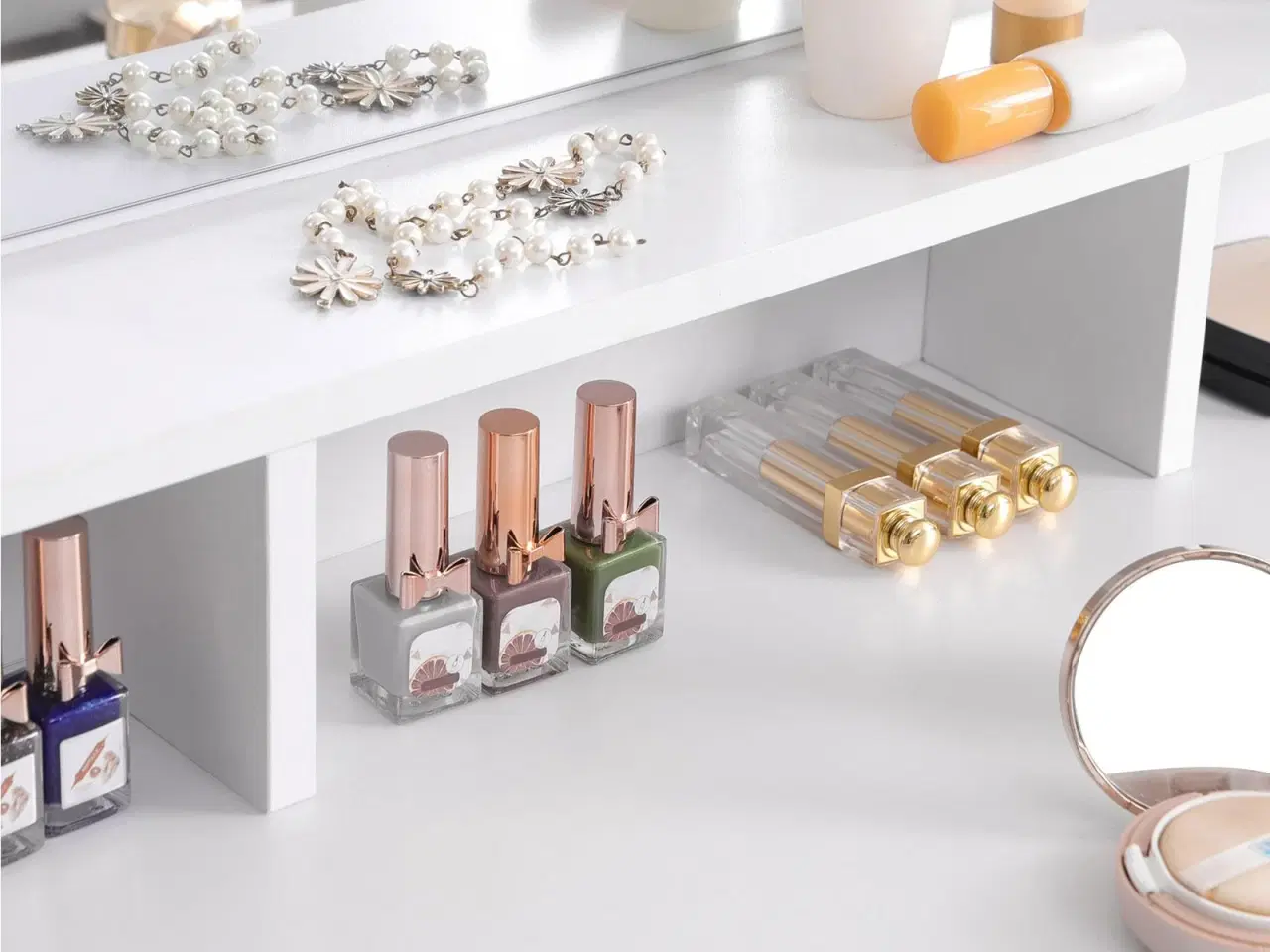 Billede 6 - Toiletbord med tre-delt spejl, 2 skuffer og 3 åbne rum – hvid