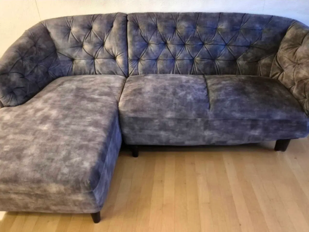Billede 1 - Pæn & velholdt Grå velour Sofa fra Ilva