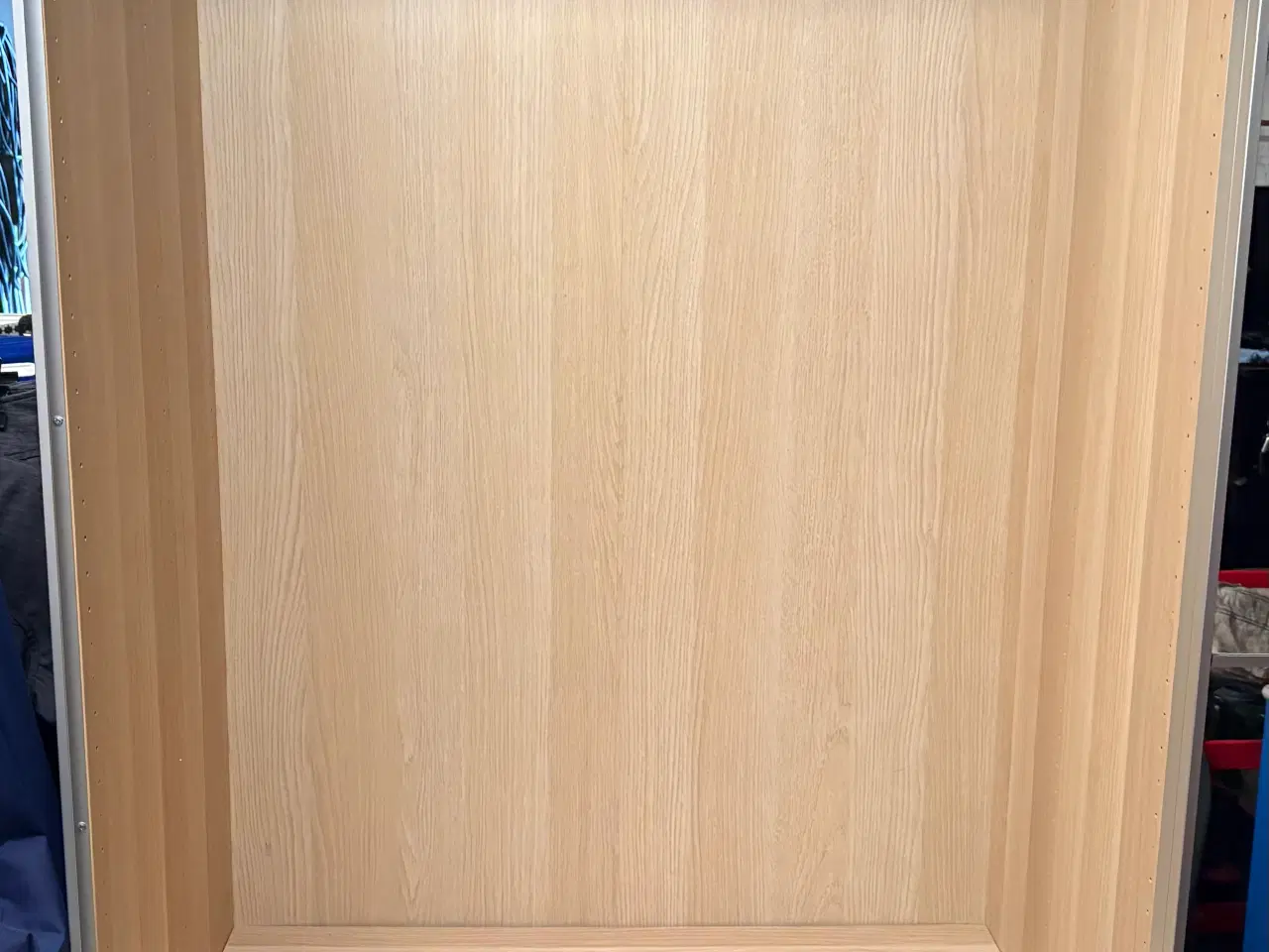 Billede 3 - 2 pæne klædeskabe med skydelåger 