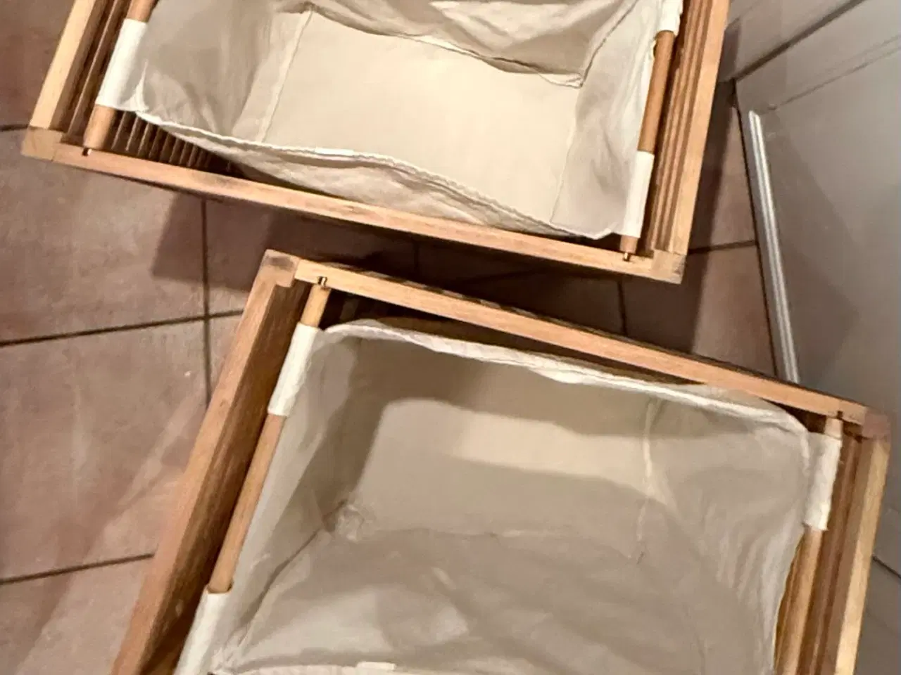 Billede 2 - Vasketøjskurv med hjul uden låg - 2 stk.