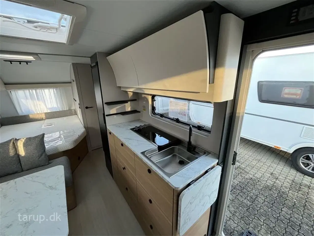 Billede 15 - 2026 - Adria Adora 613 PK Teen Køjesenge (3) og dobbeltseng, rund-siddegruppe og L-sidegruppe, SmartBox opbevaring, Truma Combi 6E, el-gulv-varme, 142 l. stort køleskab m/ frys