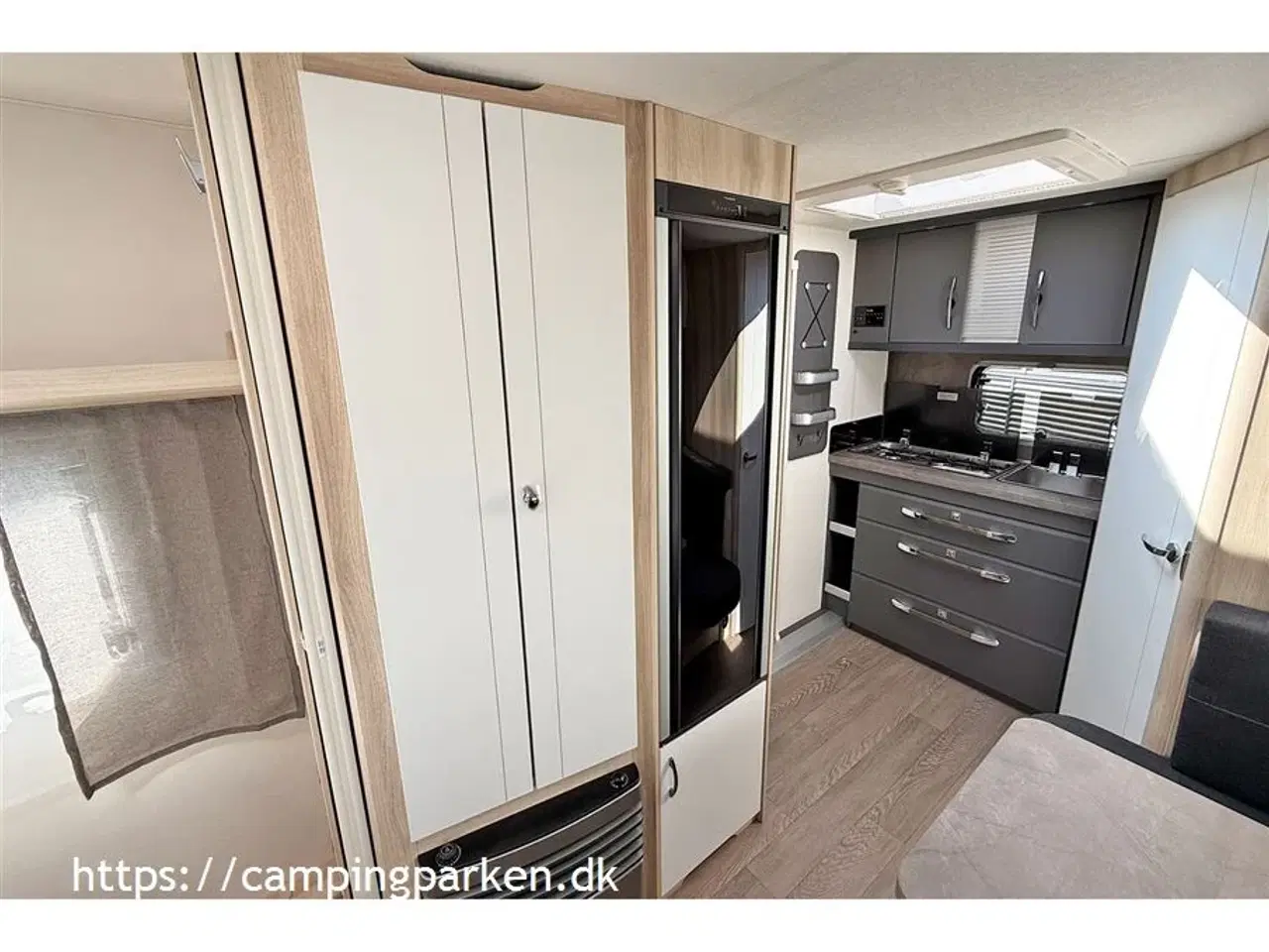 Billede 7 - 2025 - Hobby De Luxe 460 SFf   Smart Hobby De Luxe 460 SFf 2025-model med queens bed og endekøkken