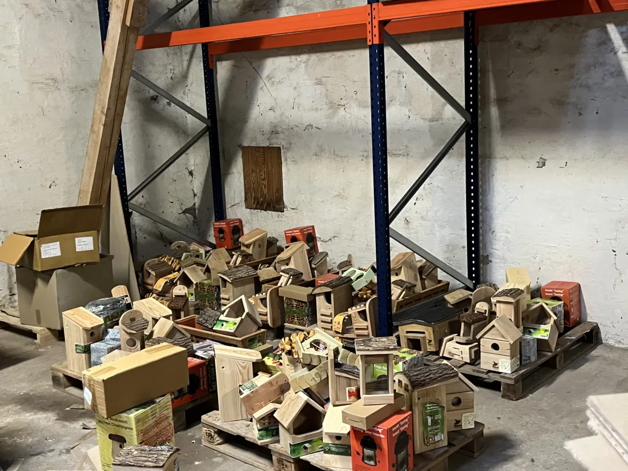 Billede 1 - Hej, jeg har nogle naturvarer, fugle, egern, pinds