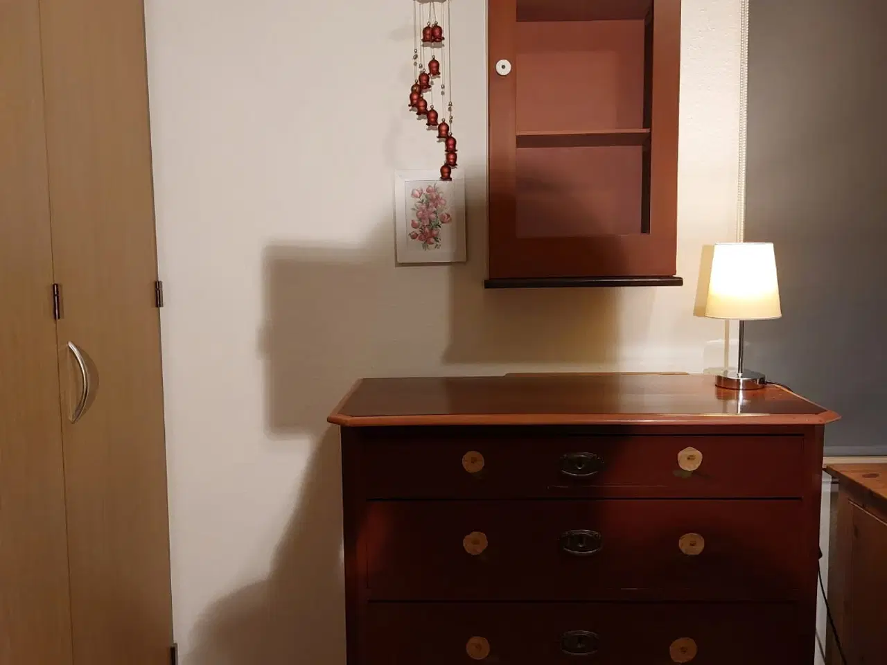 Billede 1 - Pæn kommode og vægskab i almuerød lakeret træ