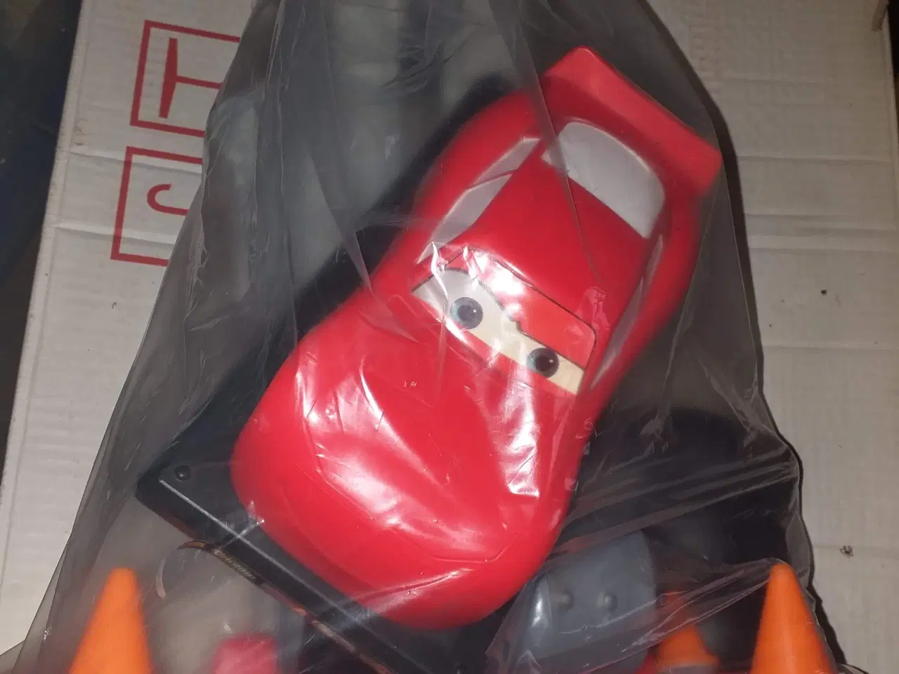Billede 1 - lift med bil mærket  er McQueen