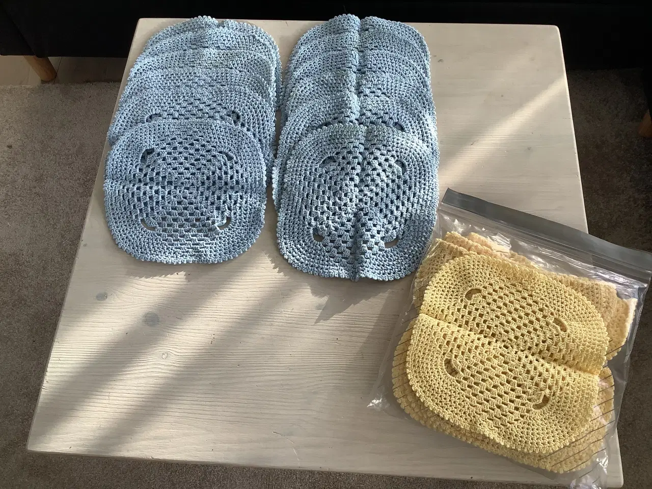 Billede 3 - 12 stk blå og 10 stk gule hæklede mundservietter 
