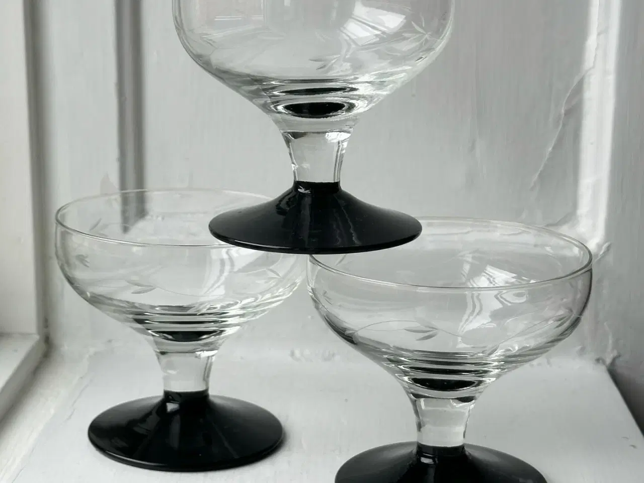 Billede 1 - Champagneskål m sort fod og ciseleringer, 3 stk samlet, NB