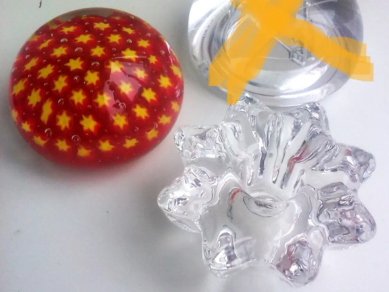 Billede 2 - Brevpresse glaskugle m gule stjerner