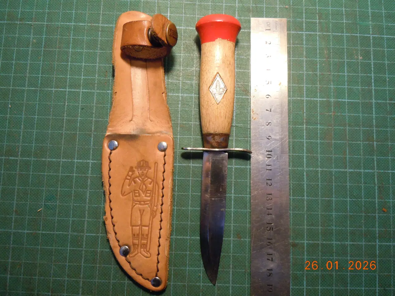 Billede 3 - Helle spejderdolk i læderskede.