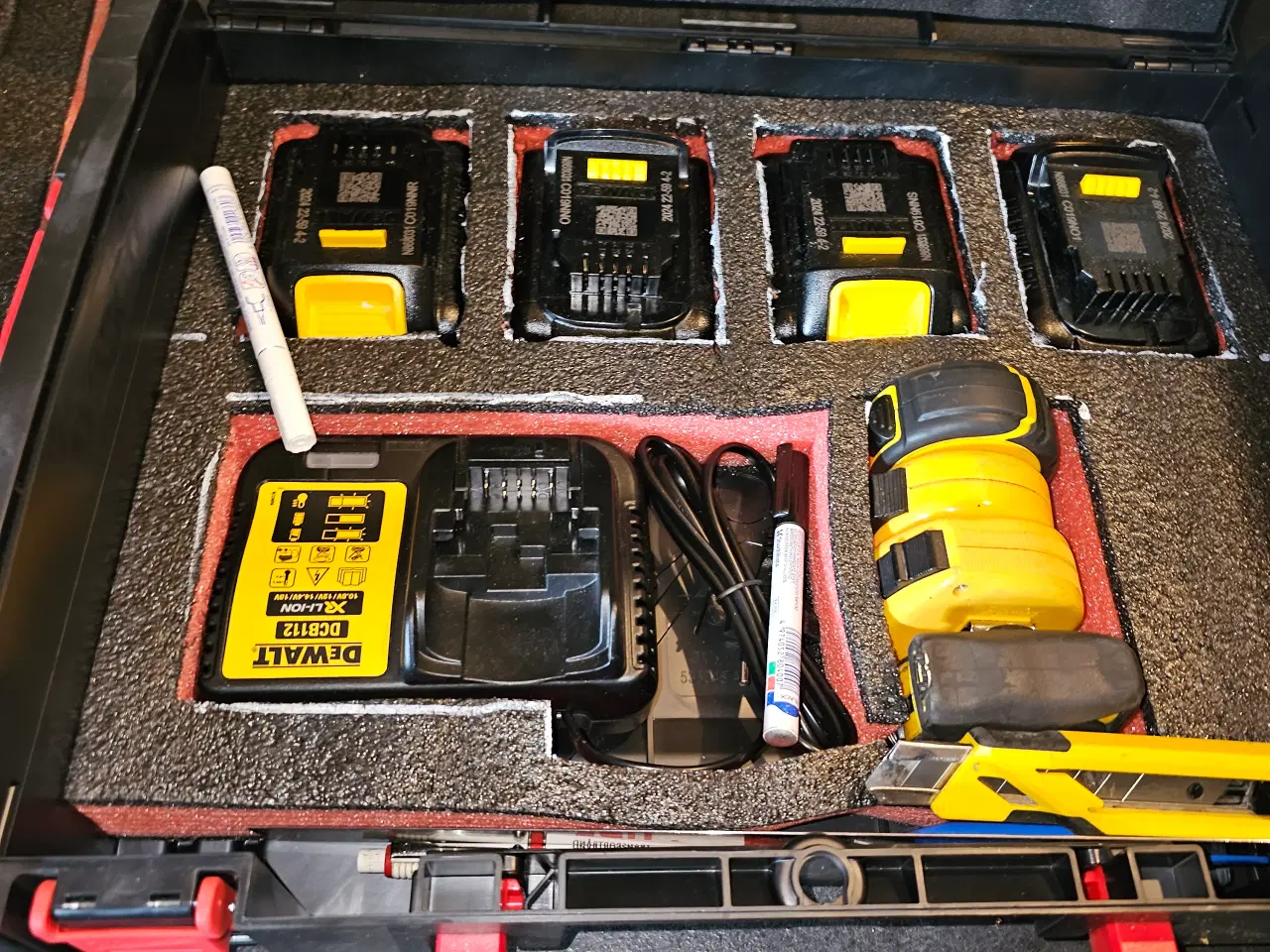Billede 5 - DEWALT 4 AMPERE BATTERI OG LADER