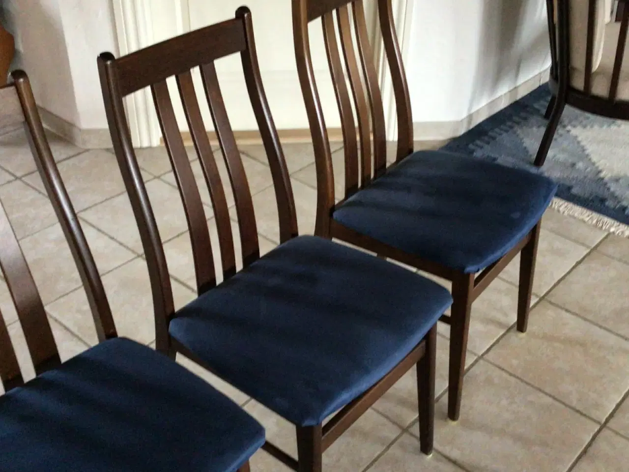 Billede 3 - Spisebord med 8 stole.