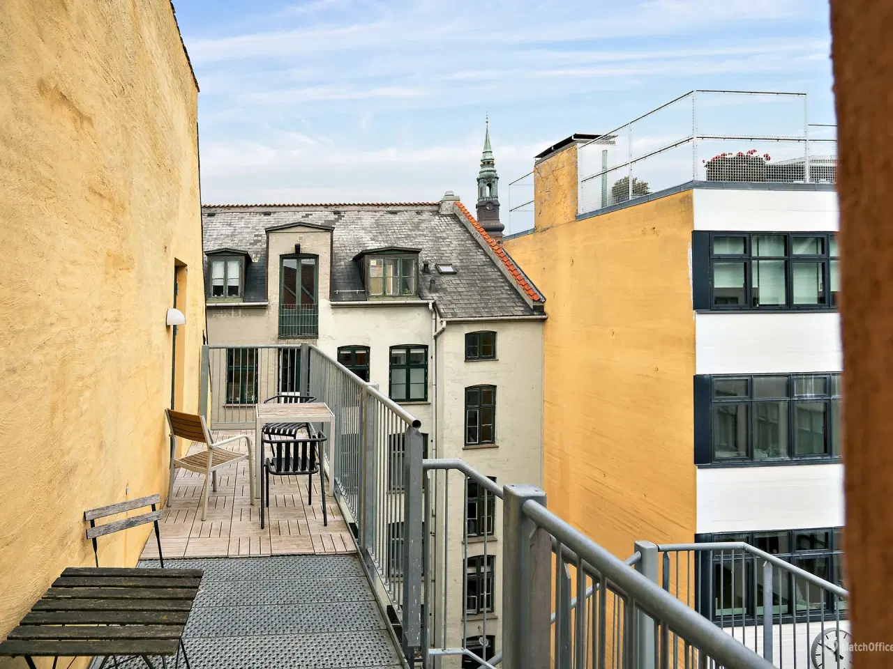 Billede 7 - Højt til loftet. blotlagte bjælker, altan og særdeles centralt beliggende