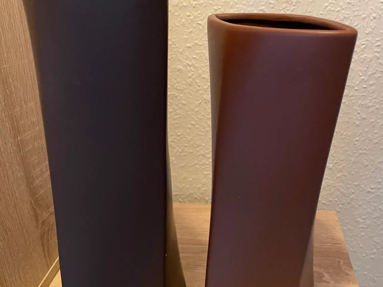 Billede 1 - 2 vaser i 2 brune farver.
