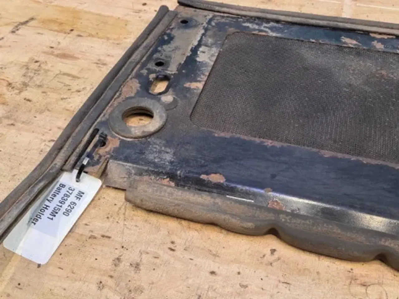Billede 12 - Massey Ferguson 6290 Battery Holder 3783915M1