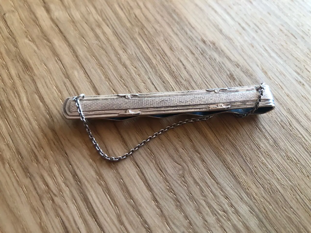 Billede 1 - Slipsenål med kæde