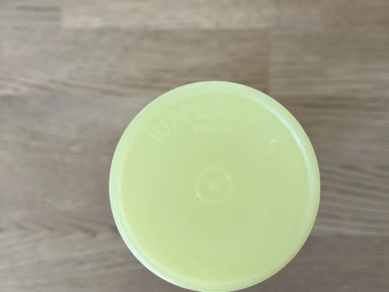Billede 8 - Gul TUPPERWARE bøtte med låg og strø-indsats