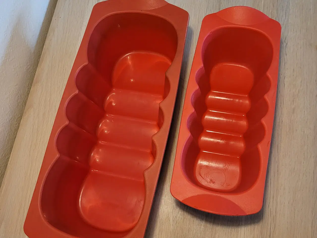 Billede 1 - Tupperware silikone bageforme stor og lille