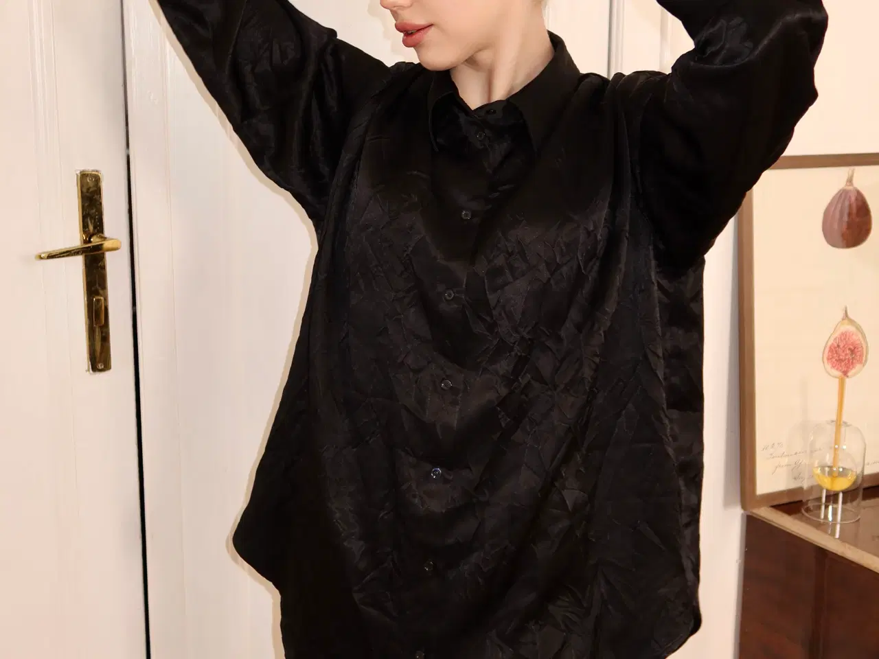 Billede 1 - Elegant sort satin sæt – skjorte og bukser 