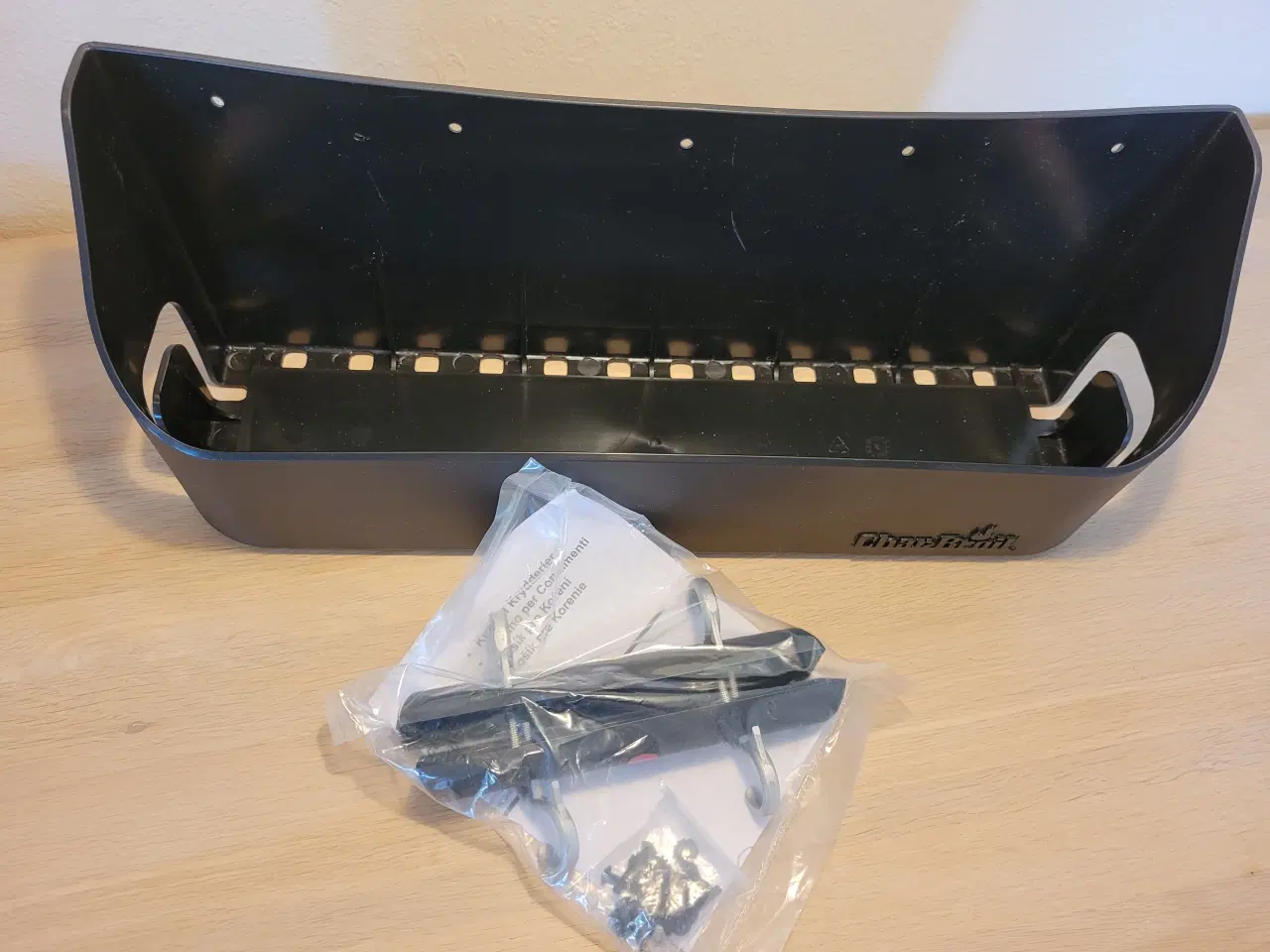 Billede 3 - Char- Broil side kurv og ophængs kroge til grill