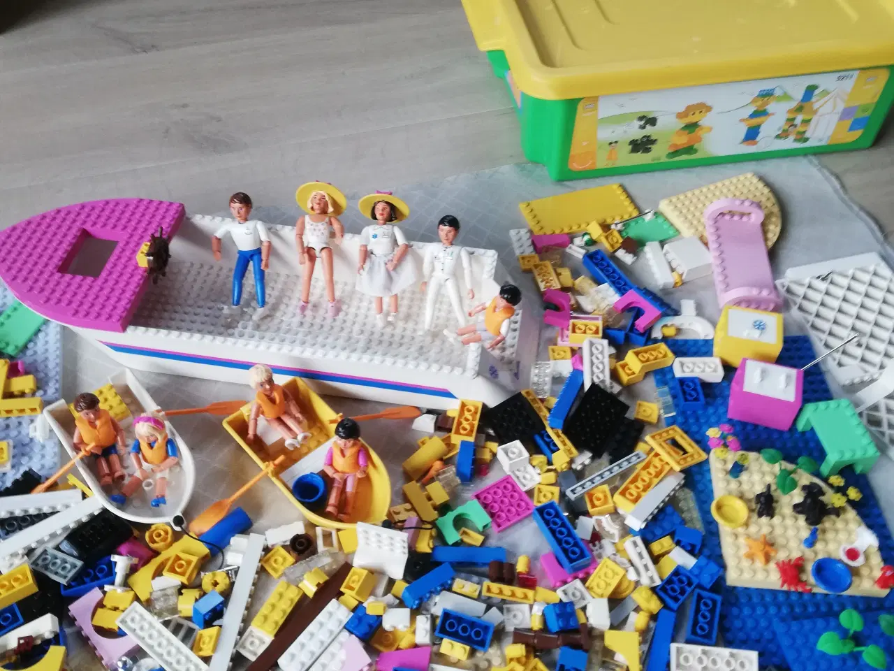 Billede 2 - Lego blandet 2kg + lego opbevaringskasse